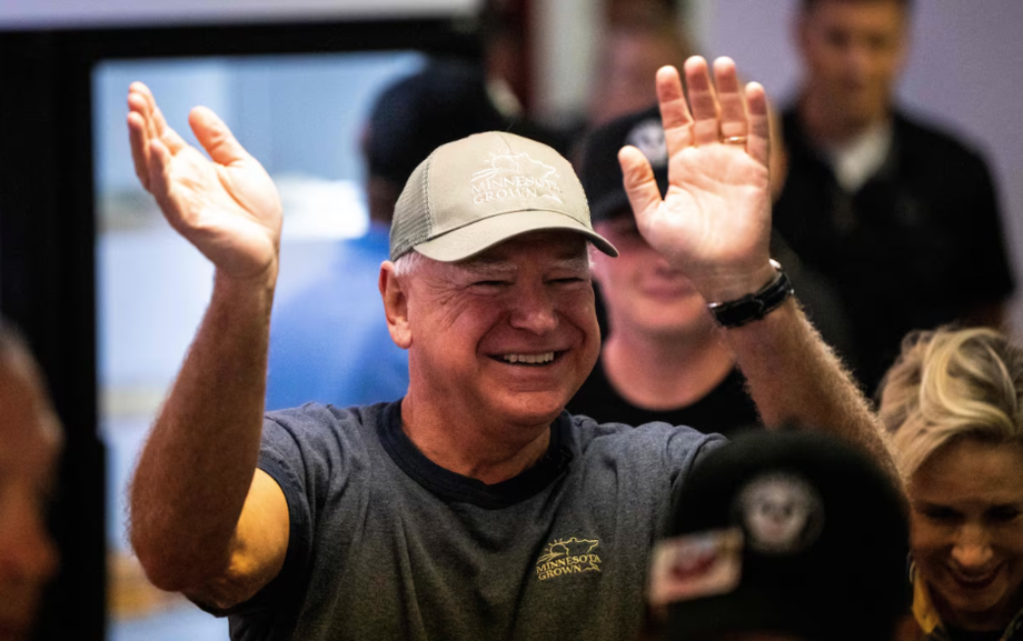 O candidato a vice-presidente e governador de Minnesota, Tim Walz, participa de uma feira em Falcon Heights, Minnesota.