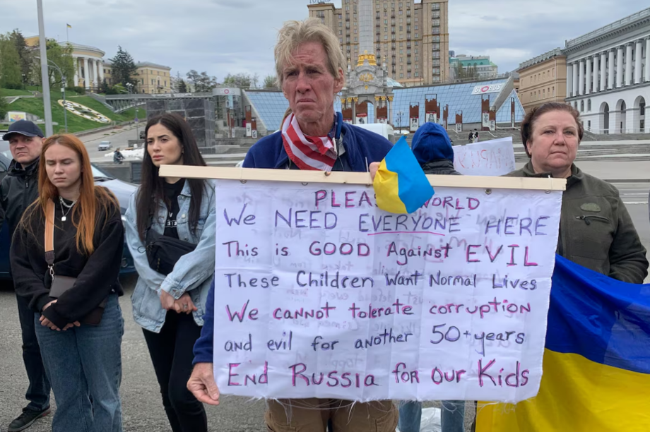 Ryan Wesley Routh segura um cartaz durante um comício em Kiev, Ucrânia