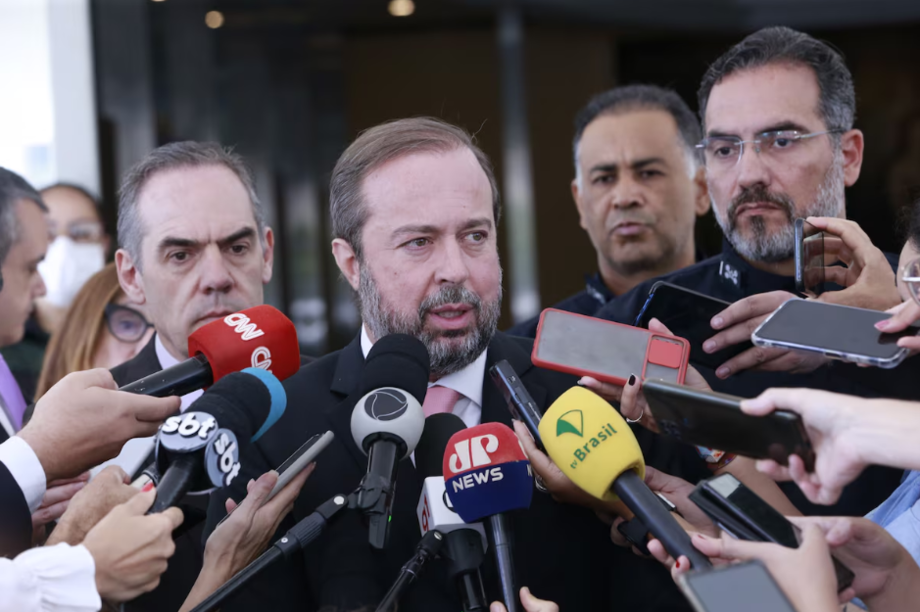 Segundo Silveira, governo tem um 'bom tempo' para planejar o início do horário de verão.