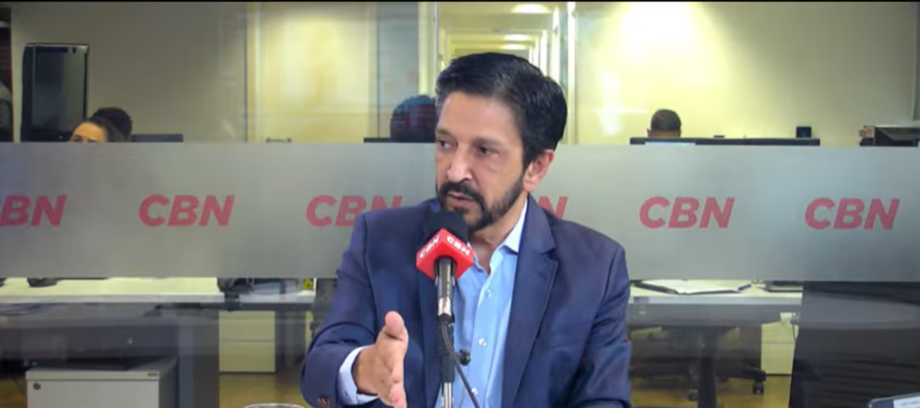 O prefeito Ricardo Nunes (MDB), durante sabatina na Rádio CBN, nesta segunda-feira, dia 16.