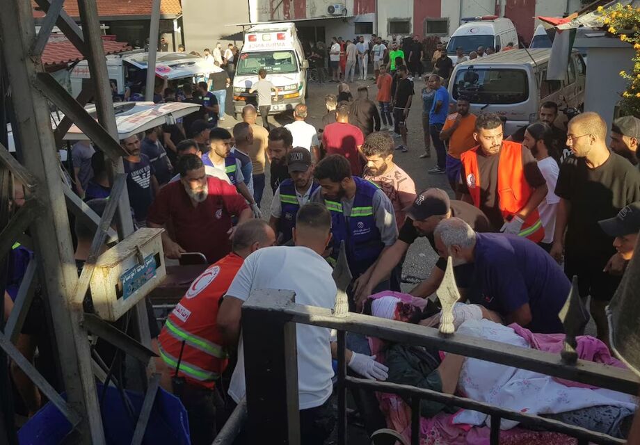 Imagem mostra civis prestando assistência a ferido por explosão de pager em Sidon, no Líbano, nesta terça-feira, 17
