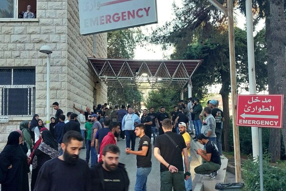 Libaneses se reúnem em hospital após explosões atingirem aparelhos de militantes do Hezbollah