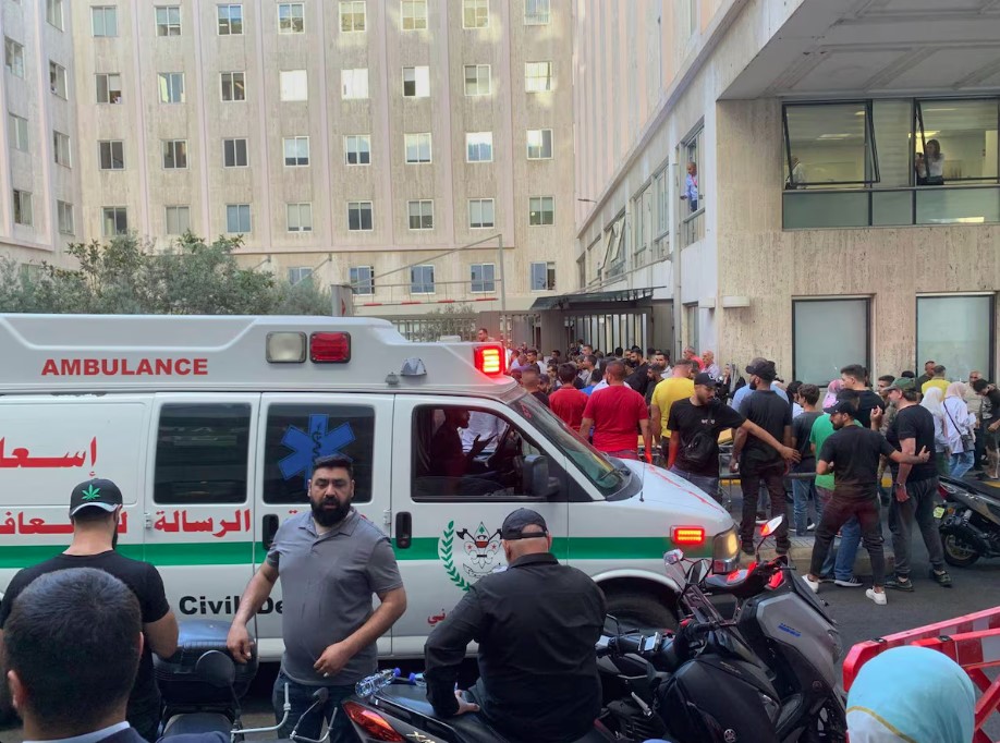 Pessoas se aglomeram na entrada do Hospital da Universidade Americana, em Beirute, após diversos pagers explodirem em várias partes do Líbano