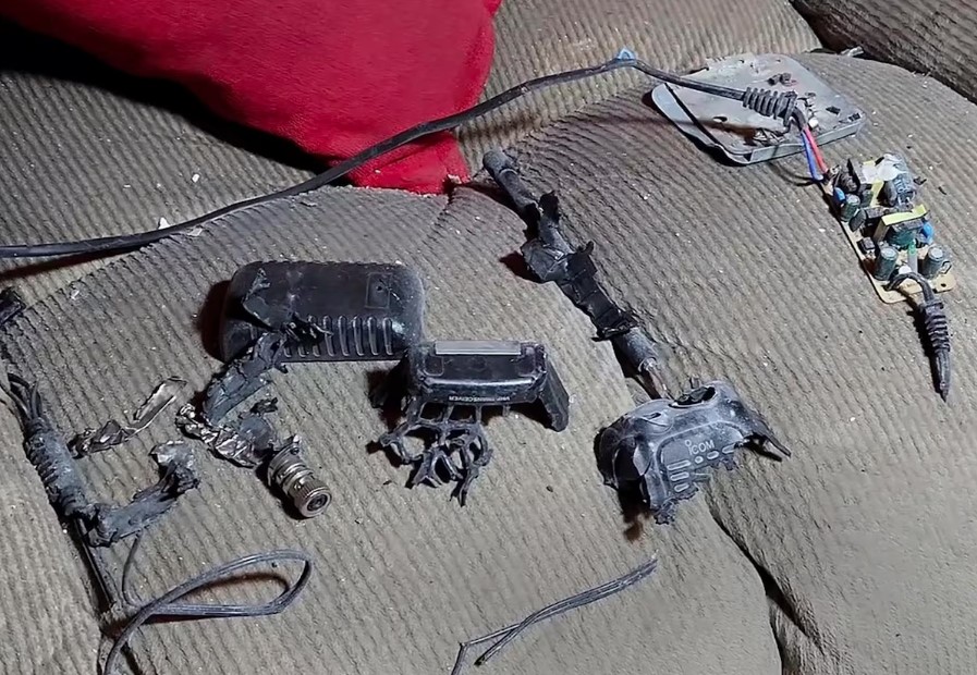 Imagem mostra um walkie-talkie que explodiu dentro de uma casa, em Baalbek, leste do Líbano