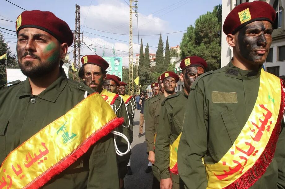 Membros e apoiadores do Hezbollah, grupo político e paramilitar islâmico xiita libanês, fazem funeral para mortos em ataque de Israel