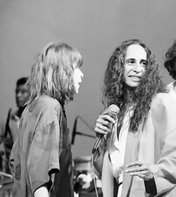 Rita Lee deixa letra inédita, com composição de Roberto de Carvalho,e pede para que a música seja entregue a Maria Bethânia. As duas estiveram no ensaio do programa 'Chico & Caetano', exibido em 1986, e eram amigas de longa data.