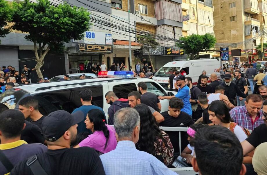 Ambulâncias atendem aos feridos após um bombardeio israelense no subúrbio de Beirute, Líbano
