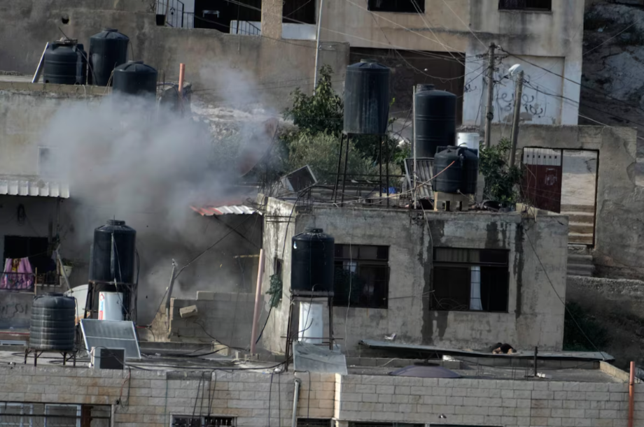Israel e Hezbollah trocaram ataques neste sábado, 21.