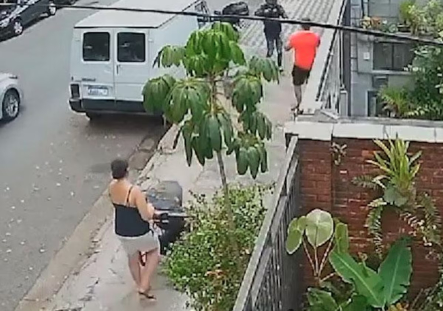 O delegado Mauro Guimarães Soares foi baleado e morto durante uma tentativa de roubo na Vila Romana, na zona oeste, na manhã deste sábado