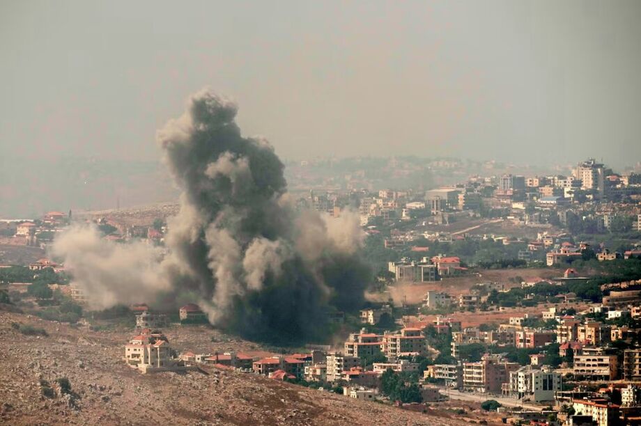 Fumaça sobe dos ataques aéreos israelenses na vila de Kfar Rouman, no sul do Líbano. EUA, UE e outros países pediram cessar-fogo de 21 dias na região.
