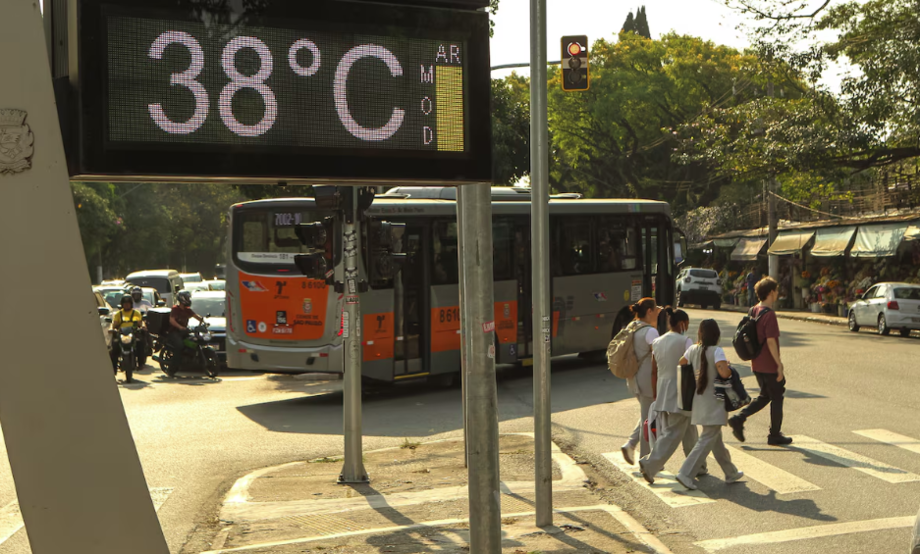 Termômetro na Av. Dr. Arnaldo, zona oeste de São Paulo, mostra temperatura por volta das 16h desta quarta-feira (26)