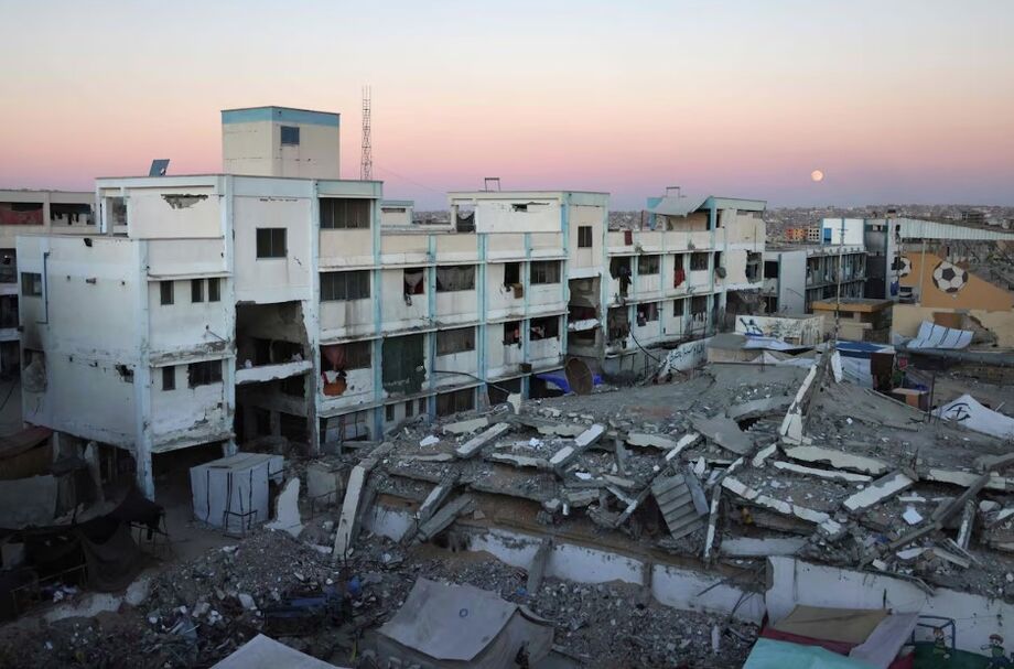 Imagem mostra uma escola parcialmente destruída por ataques israelenses em Khan Yunis, no sul da Faixa de Gaza em 17 de setembro