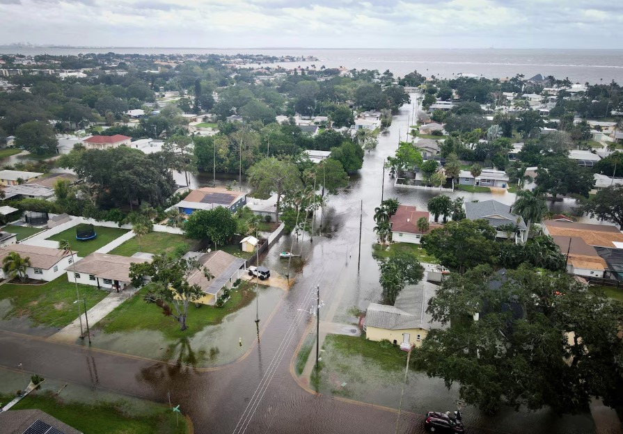 Ruas inundadas após o furacão Helene em Madeira Beach, Flórida