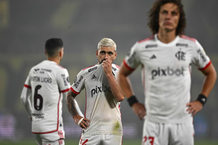 Jogadores do Flamengo ficam desolados após eliminação na Libertadores.