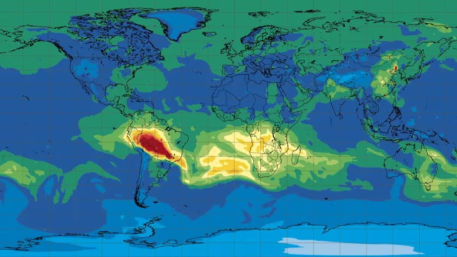 Mapa do Copernicus aponta mancha vermelha sobre o Brasil; região vem sendo atingida por incêndios florestais.