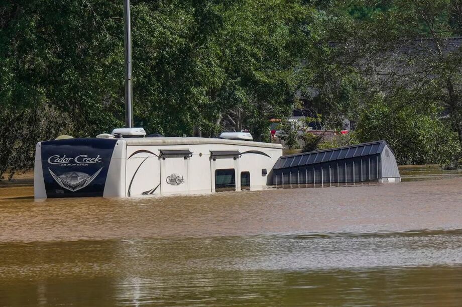 Parque de trailers em Morganton, Carolina do Norte, foi inundado pelo transbordamento do Rio Catawba após chuvas torrenciais do furacão Helene.