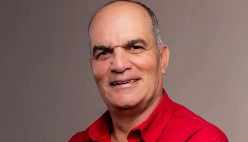 Sales era presidente municipal do Partido dos Trabalhadores e cumpria seu segundo mandato como vice-prefeito
