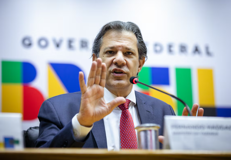 A equipe econômica atual, comandada por Fernando Haddad, busca melhorar receitas para reduzir o déficit