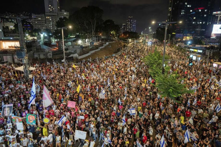 Milhares protestam em Tel Aviv, Israel, contra o governo Netanyahu e pedem a libertação de reféns mantidos na Faixa de Gaza