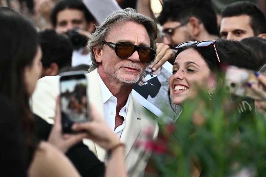 Daniel Craig ao lado de fãs no Festival de Veneza