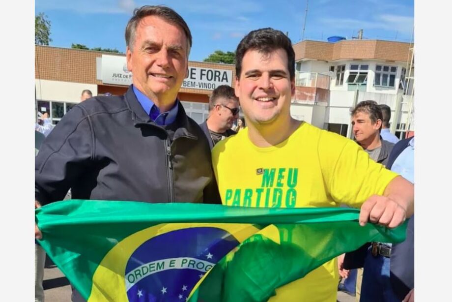 Jair Bolsonaro já havia retornado a Juiz de Fora na campanha de 2022; na foto, ele posa ao lado do candidato a prefeito de Belo Horizonte, Bruno Engler (PL) após desembarcar na cidade onde sofreu a facada