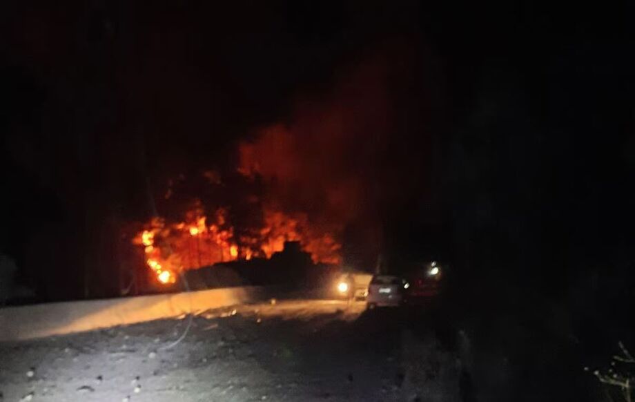 Imagem distribuída pela SANA mostra grande incêndio que teria sido causado pelos ataques de Israel na noite de domingo, 8, que deixaram 14 mortos e 43 feridos