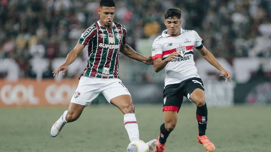 Kauã Elias e William Gomes disputam a bola em Fluminense x São Paulo