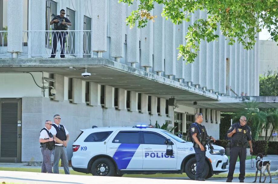 Imagem do dia 23 mostra policiais americanos no local onde Ryan Routh, acusado de tramar um assassinato contra Donald Trump, está preso. Routh falou sobre plano em um bilhete