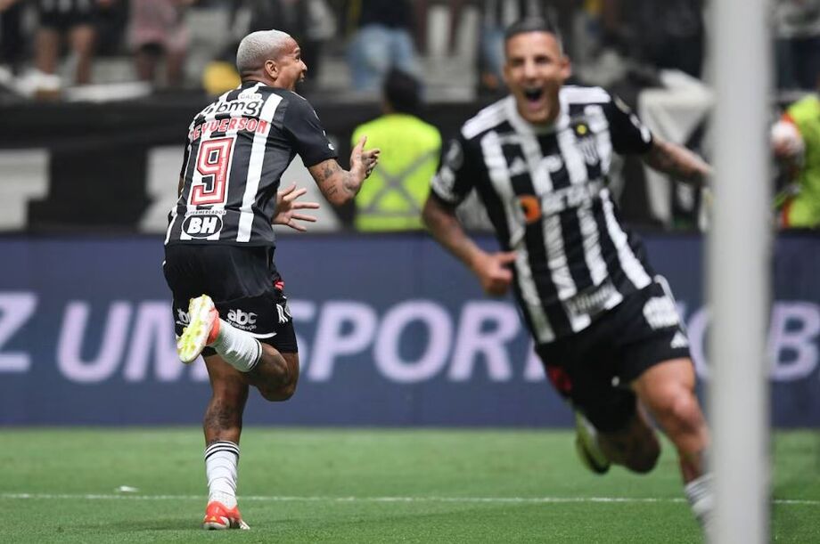 Deyverson comemora com a torcida um de seus gols sobre o Fluminense