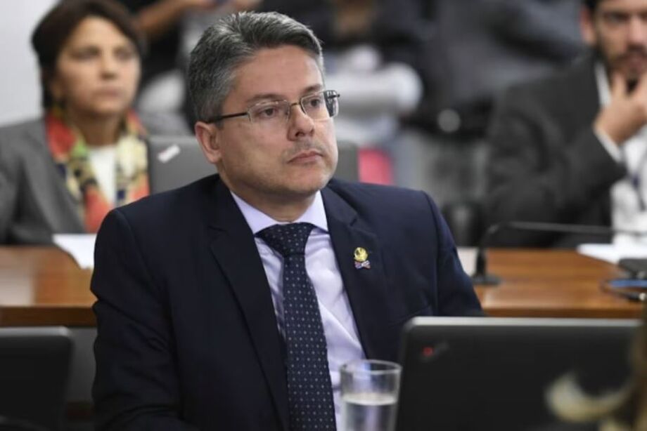Senador Alessandro Vieira propõe limitar apostas de inscritos no CadÚnico e proibir publicidade de bets