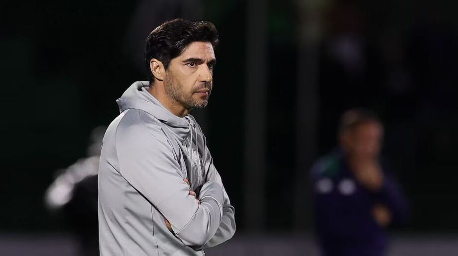 Abel Ferreira é suspenso por dois jogos por gesto obsceno
