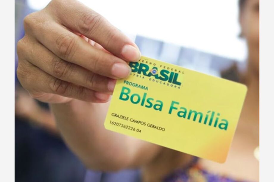 Beneficiários de programas sociais, como o Bolsa Família, gastaram R$ 3 bilhões via Pix com as bets em agosto, segundo dados do Banco Central