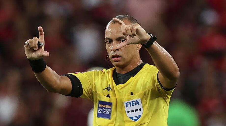 O árbitro Wilton Pereira Sampaio, do jogo entre as equipes da SE Palmeiras e CR Flamengo, durante partida válida pela terceira rodada, do Campeonato Brasileiro, Série A, no Estádio do Maracanã