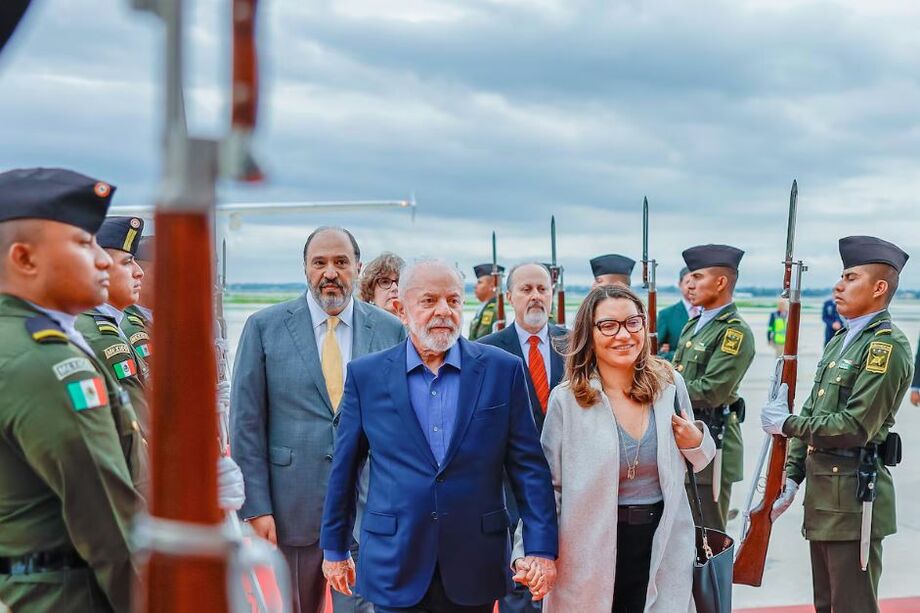 O presidente Lula com a primeira-dama, durante a chegada à Cidade do México, no domingo, 29