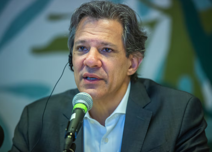Diante de faixas pedindo mais investimentos em educação, Haddad disse que a área nunca recebeu tantos recursos como atualmente