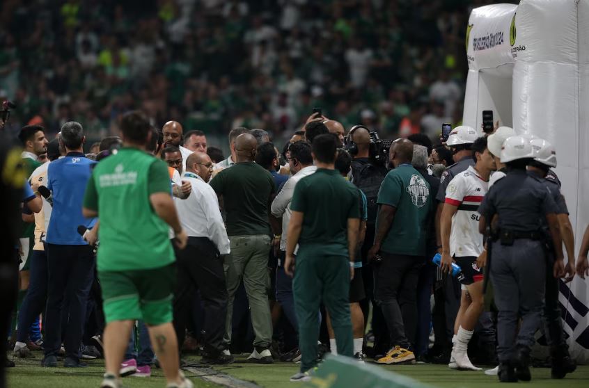 Confusão após o apito final marcou o clássico entre Palmeiras e São Paulo pelo Brasileirão, no Allianz Parque