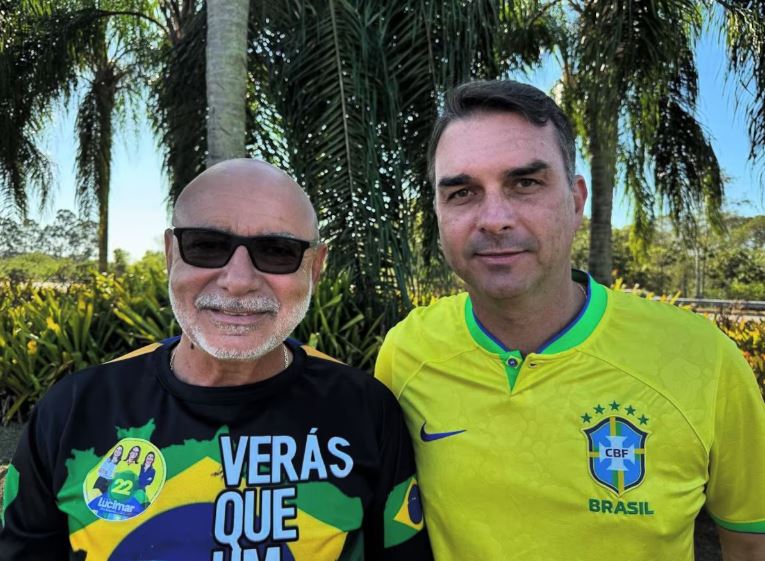 Fabrício Queiroz ao lado de Flávio Bolsonaro, que gravou vídeo de apoio para o ex-assessor