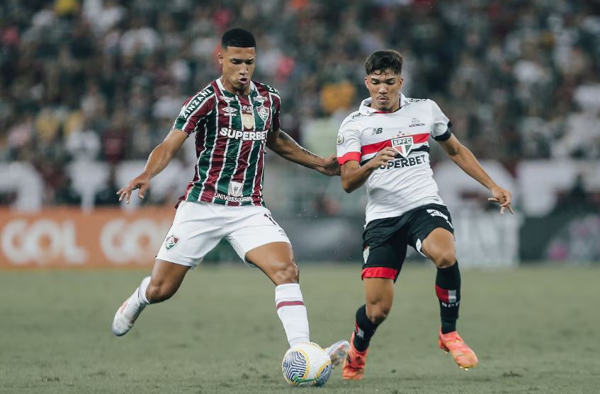 Kauã Elias e William Gomes disputam a bola em Fluminense x São Paulo