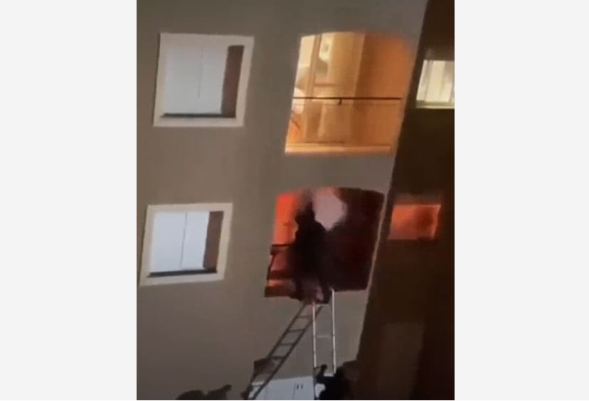 Homem mantém mulher refém em Santa Bárbara do Oeste (SP); vídeo registra o momento em que forças especiais da PM usam explosivos para entrar no apartamento