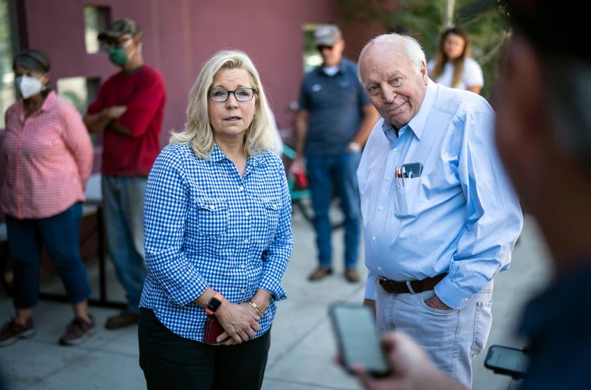 Liz Cheney com seu pai, o ex-presidente Dick Cheney, nas primárias republicanas. Ambos anunciaram que irão apoiar Kamala Harris nas eleições contra Trump