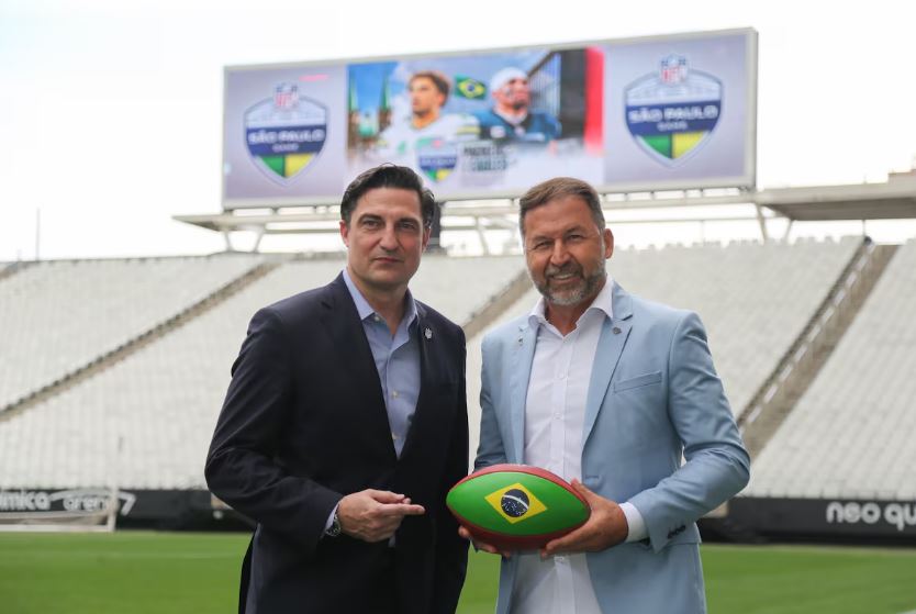 Gerrit Meier, vice-presidente sênior da NFL International, e Augusto Melo, presidente do Corinthians, em anúncio da partida, em abril.