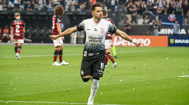 Corinthians conta com brilho de Romero e vence Flamengo em seu aniversário diante da torcida