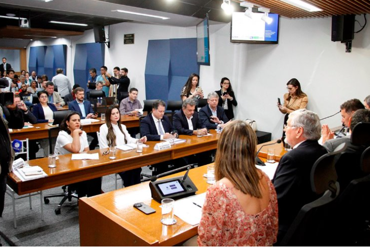 Reunião, com presença do governador Eduardo Riedel, de ministros, bancada federal e deputados estaduais, tratou sobre a situação dos agricultores familiares