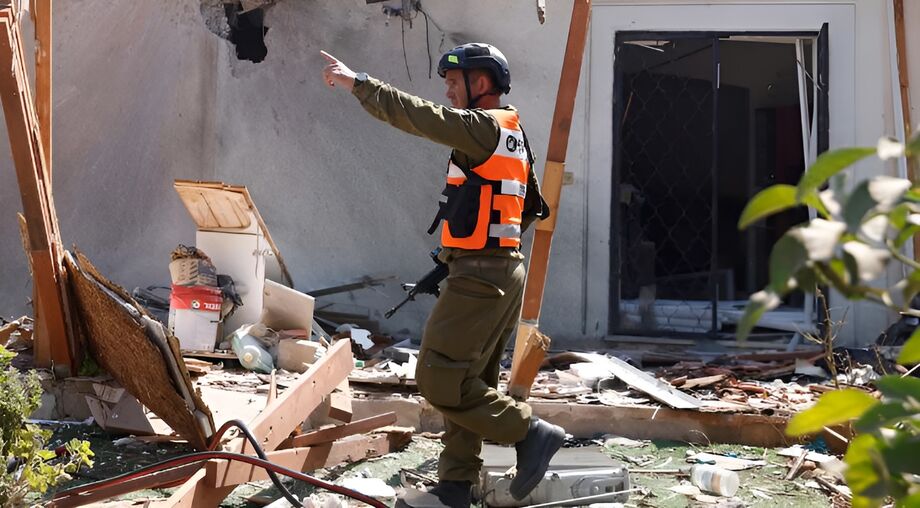 Funcionário do serviço de emergência israelense observa os escombros de uma casa atingida por um bombardeio do Hezbollah, em Safed, no norte de Israel