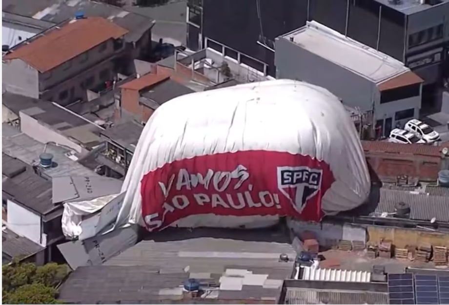 Um dirigível com o símbolo do São Paulo Futebol Clube caiu em um bairro de Osasco, na região metropolitana de SP.
