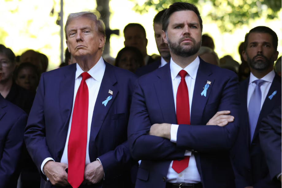 Imagem mostra Donald Trump e J.D. Vance, candidatos a presidente e vice-presidente na chapa republicana, durante o aniversário do 11 de setembro. Os dois foram denunciados pela comunidade haitiana nos EUA por espalhar mentiras contra os imigrantes