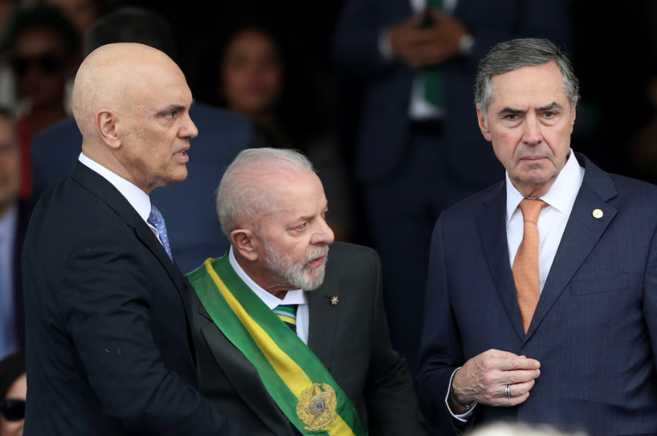 O presidente da República Luiz Inácio Lula da Silva (PT), durante o desfile cívico-militar com os ministros do STF Alexandre de Moraes e Luis Roberto Barroso