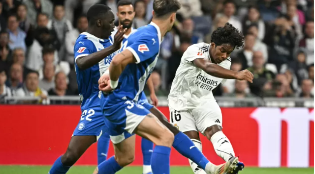 Real Madrid vence Alavés com brilho de brasileiros e diminui distância para o líder Barcelona