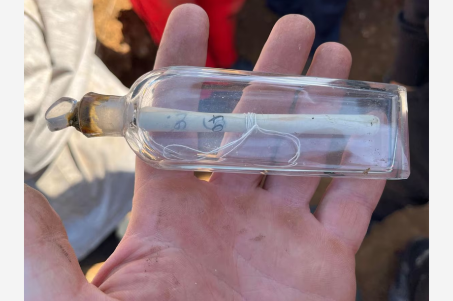 A garrafa com a mensagem de quase 200 anos foi encontrada durante escavação.