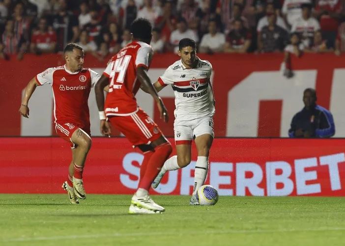 Com reservas, São Paulo abusa dos erros e leva virada do Internacional no MorumBis